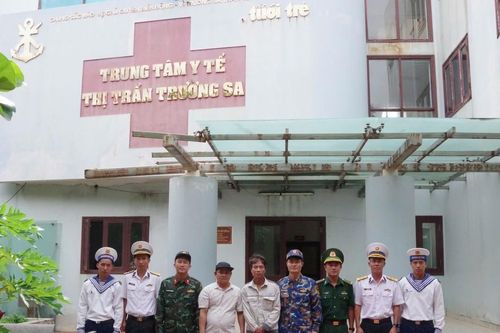 Trường Sa: Bàn giao bệnh nhân ngư dân sau điều trị chấn thương do tai nạn lao động