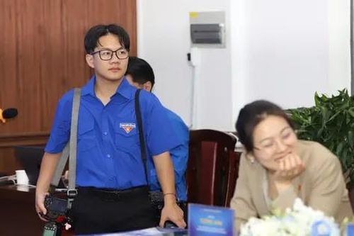 Ước mơ trở thành phóng viên ảnh của chàng sinh viên vừa tác nghiệp tại Đại lễ 30/4 và Đại lễ Vesak