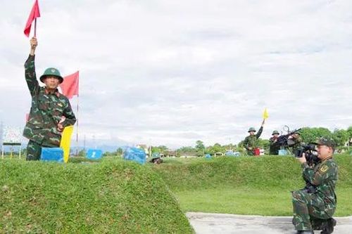 Cây viết áo lính kể chuyện tác nghiệp trên tuyến bắn