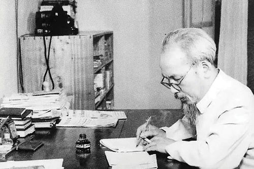 Chủ tịch Hồ Chí Minh, người khai lập báo chí cách mạng Việt Nam