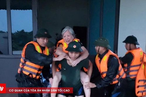 Lực lượng vũ trang Thái Nguyên giúp nhân dân vùng bị ngập úng