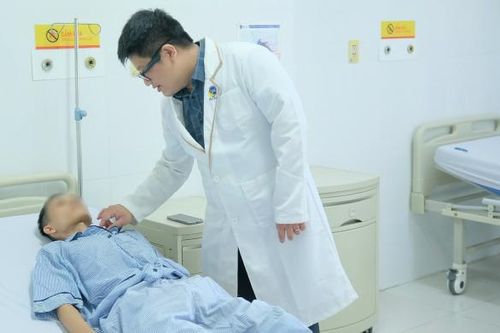 Uống nhầm hóa chất lúc say, người đàn ông mất khả năng ăn uống bằng miệng