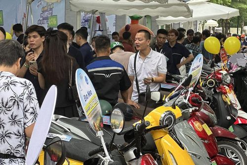 Người dân ở Hà Nội chen chân đi đổi xe máy xăng lấy xe máy điện