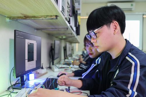 Trường ĐH Công nghệ - ĐHQGHN thêm 2 tổ hợp xét tuyển mới năm 2025 có môn Tin