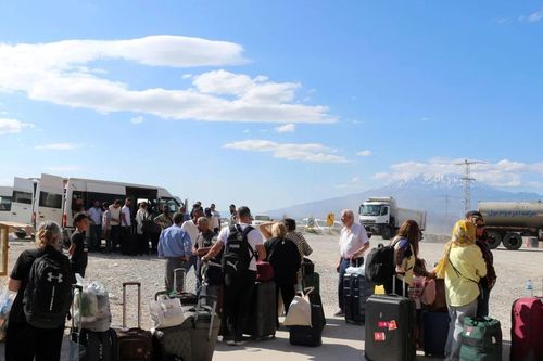 Hàng trăm công dân Mỹ chạy khỏi Iran qua biên giới trên đất liền