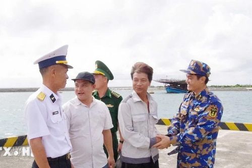 Khánh Hòa: Bàn giao ngư dân sau khi điều trị chấn thương ổn định tại Trường Sa