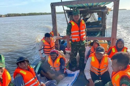 Sóc Trăng: Cứu nạn 7 công nhân trên sà lan mắc cạn do thời tiết xấu