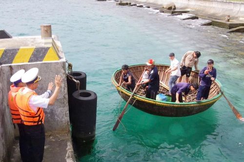 Đảo Trường Sa bàn giao bệnh nhân sau điều trị tai nạn lao động trên biển