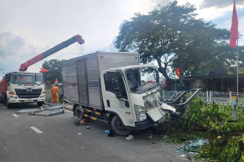 TP Hồ Chí Minh: Hai xe tải đâm nhau, tài xế bị thương nặng kẹt trong cabin