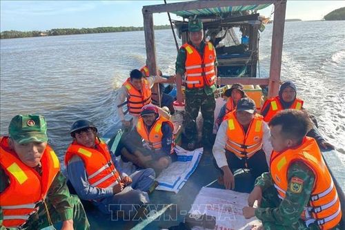 Bảy công nhân trên xà lan mắc cạn do thời tiết xấu đã vào bờ an toàn