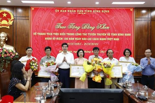 Phóng viên Tạp chí Đời sống và Pháp Luật nhận bằng khen của UBND tỉnh Bình Định