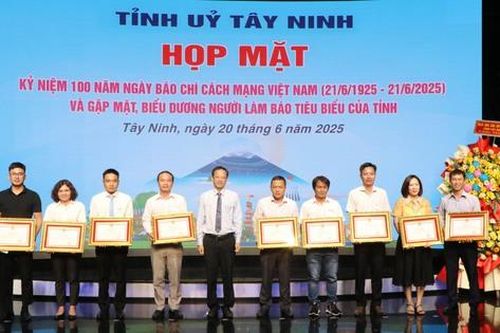 Văn phòng đại diện phía Nam - Tạp chí Đời sống & Pháp luật nhận Bằng khen của Chủ tịch UBND tỉnh Tây Ninh