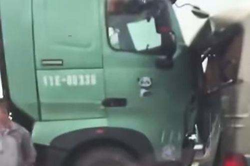 Hiện trường tai nạn liên hoàn giữa 5 xe ô tô trên cao tốc Cao Bồ - Mai Sơn