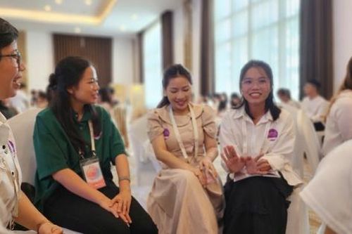 Một ngày người trẻ xin 'được phép mệt, được khóc' nhưng để... bình thản