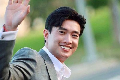 Quốc Trường phản ứng khi khán giả vây kín, kéo tay níu áo