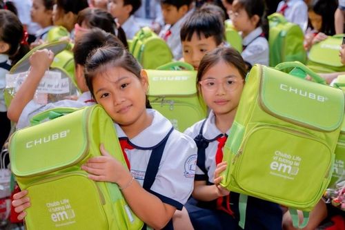 Chubb Life trao gần 2.000 suất học bổng và quà tặng trong Tháng hành động vì trẻ em 2025