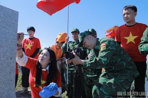 'Sứ mệnh kép' của những chiến sĩ trên mặt trận thông tin