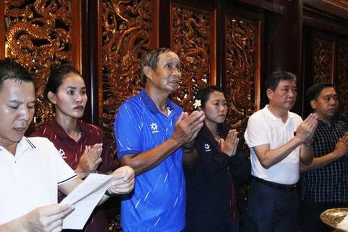 Đội tuyển nữ Việt Nam dâng hương tưởng niệm các Vua Hùng
