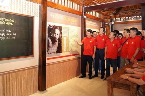 Về trường dạy làm báo đầu tiên giữa núi rừng ATK