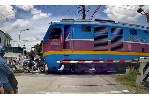 Cố vượt qua đường sắt, người đàn ông tử vong thương tâm