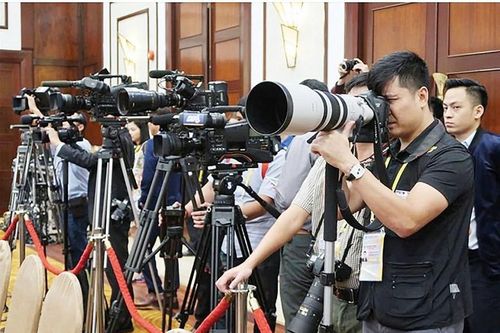 Bản lĩnh người cầm bút giữa thách thức kinh tế và thời đại số