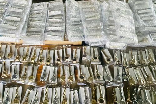 Hải quan thu giữ 450 đồng hồ giả nhãn hiệu Rolex