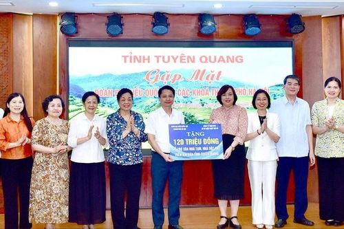 Đoàn ĐBQH TP. Hà Nội trao hỗ trợ xóa nhà tạm tại Tuyên Quang