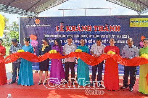 Khánh thành lộ giao thông nông thôn và trao nhà tình thương tại xã Khánh Bình Đông