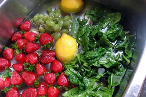 Chuyên gia hướng dẫn cách rửa rau loại bỏ thuốc trừ sâu, chất kích thích