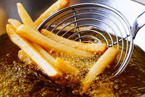 Chiên ngập dầu hay ít dầu đỡ bị ngấm chất béo hơn?