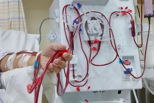 Cấp cứu sau nhiều ngày dùng nước tăng lực để ôn thi