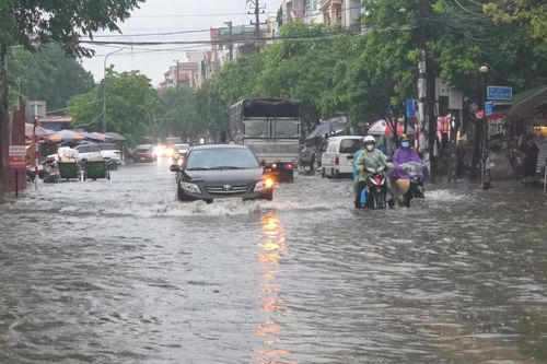 Trung tâm Thành phố Bắc Ninh 'hóa sông' sau cơn mưa như trút
