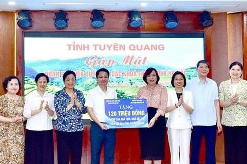 Đoàn đại biểu Quốc hội Hà Nội phối hợp trao hỗ trợ xóa nhà tạm tại tỉnh Tuyên Quang