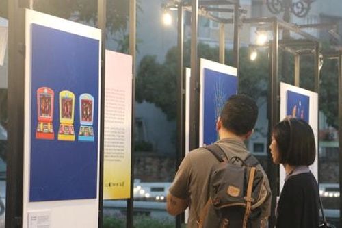 Tái hiện ký ức tuổi thơ trong trưng bày tranh 'Lớn kể chuyện bé'