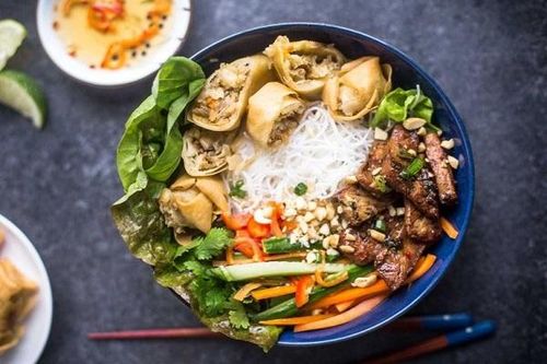 Loại rau sống ăn kèm bún thịt nướng lại có tác dụng hỗ trợ ngừa ung thư ruột kết – bạn có đang bỏ lỡ?