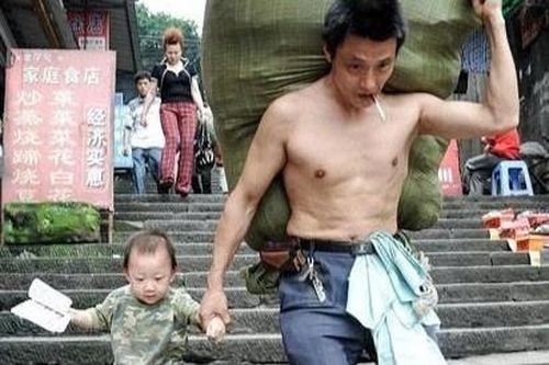 Cha con người bốc vác sau 15 năm viral khắp cõi mạng Trung Quốc