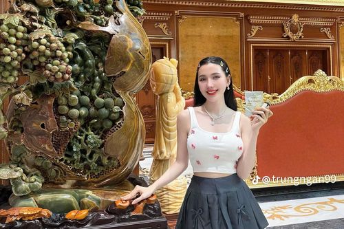 Ngân Collagen khoe phòng ngủ trong biệt phủ 'dát vàng'