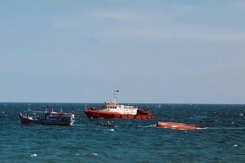 Lật thuyền máy trên biển ở Cà Mau, 2 vợ chồng tử vong