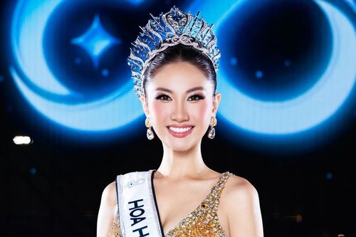 Nguyễn Hoàng Phương Linh, 26 tuổi, đăng quang Miss Cosmo Vietnam 2025
