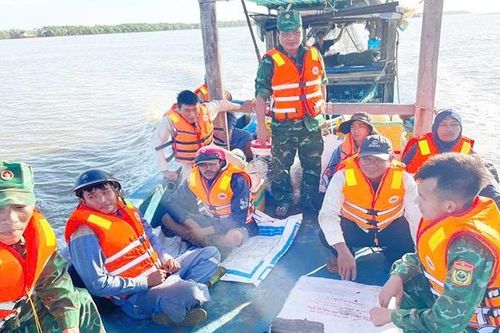 Biên phòng Sóc Trăng cứu nạn thành công 7 công nhân gặp nạn trên biển