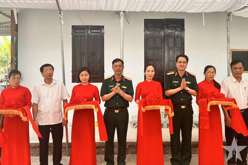 Cục Gìn giữ hòa bình Việt Nam trao nhà tình nghĩa tặng gia đình có công với cách mạng