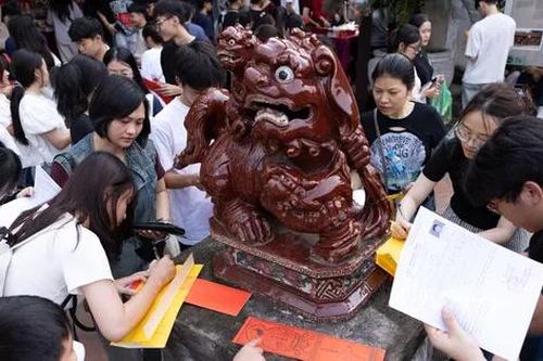 'Đại hội' dâng sớ cầu may tại Văn Miếu trước kỳ thi tốt nghiệp