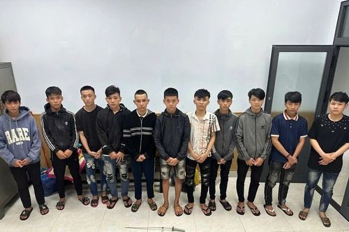 Tạm giam 8 thanh thiếu niên chém người gây náo loạn đường phố