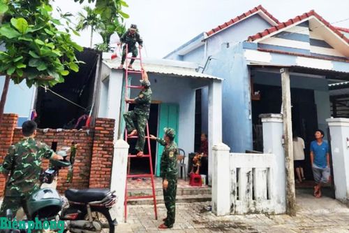 Ấm tình quân dân sau mưa bão