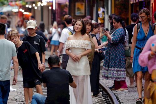 Hà Nội: Du khách vô tư 'check-in' đường tàu bất chấp lệnh cấm