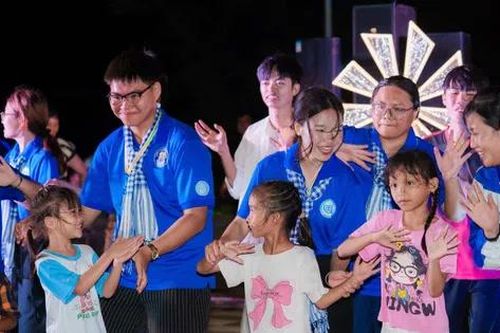 Đong đầy xúc cảm đêm nhạc về gia đình ở đảo Thanh niên Phú Quý