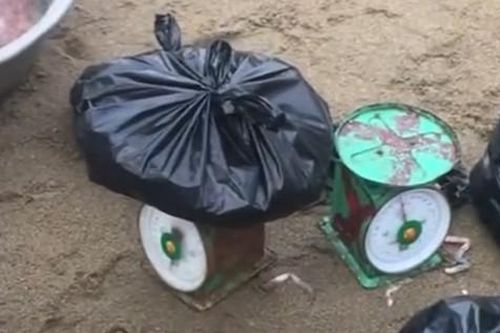 Du khách bị 'cân điêu' khi mua hải sản ở Sầm Sơn khiến dân mạng bức xúc