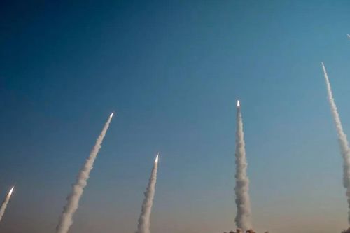 Tên lửa mang đầu đạn chùm Iran ồ ạt dội vào Israel khủng khiếp mức nào?