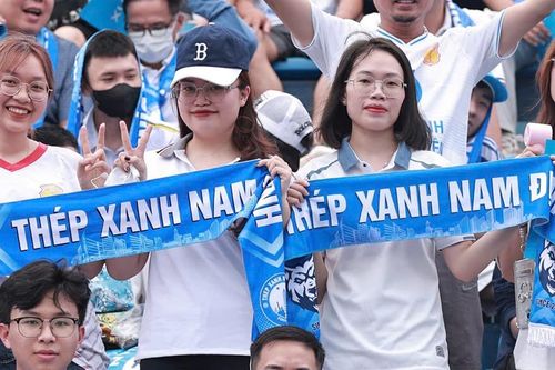 CĐV 'đại náo' sân Thiên Trường ngày Nam Định nâng Cúp