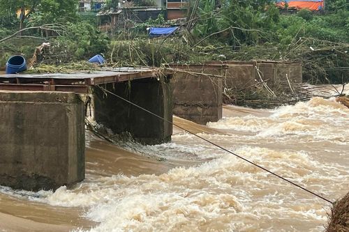 Cầu ngầm tràn 30m bị lũ cuốn phăng, nhiều xóm chìm trong biển nước chỉ trong chốc lát